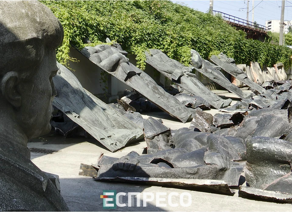 демонтуж горельєфи Монумента слави